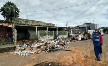 Antes e depois: limpeza em casa de idoso que acumulava lixo retira 26 toneladas de entulho em 2 dias no AC