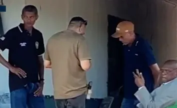 Polícia faz perícia em casa onde mulher morreu após ser atacada por pitbull no MA