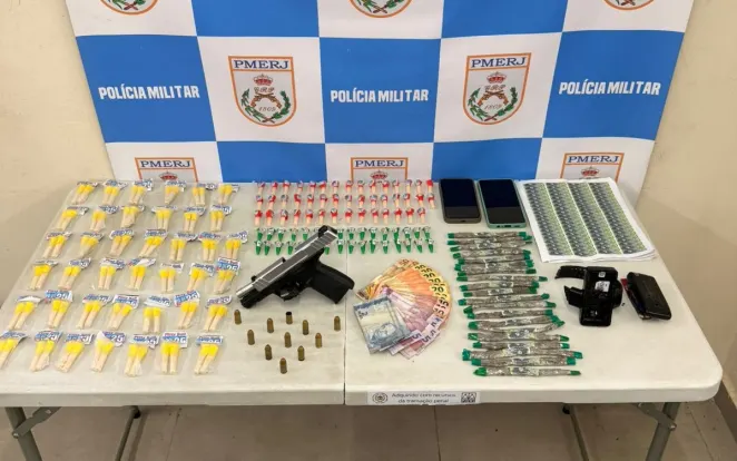 Dois homens são presos com arma e drogas em Volta Redonda