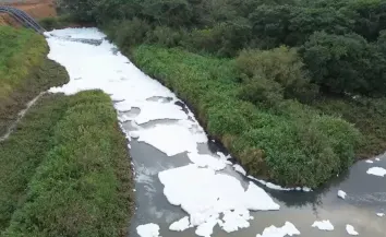 Espuma em rio preocupa moradores de Novo Hamburgo; fenômeno pode ter sido causado por detergente na água, diz prefeitura