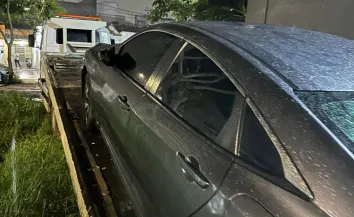Polícia apreende carro de advogada que arrastou oficial no capô em Caruaru; veículo estava coberto e sem placa