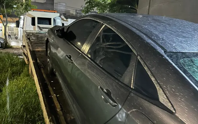 Polícia apreende carro de advogada que arrastou oficial no capô em Caruaru; veículo estava coberto e sem placa