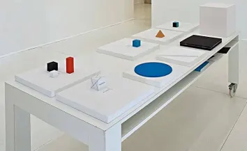 Mostra explora espaço e memória tendo a cadeira como ponto de partida