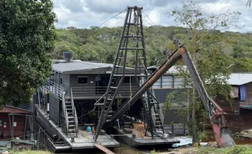 Operação da PF mira garimpo ilegal e encontra dragas em construção no Rio Negro, em Manaus