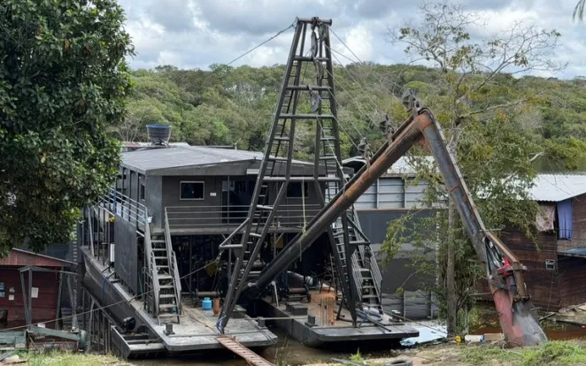 Operação da PF mira garimpo ilegal e encontra dragas em construção no Rio Negro, em Manaus