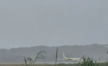 Avião cargueiro da Gol sai da pista após pouso em Salvador