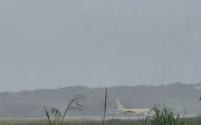 Avião cargueiro da Gol sai da pista após pouso em Salvador