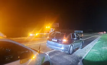 Pai e filha de 7 anos ficam feridos após batida entre carros na MG-050, em Itaúna