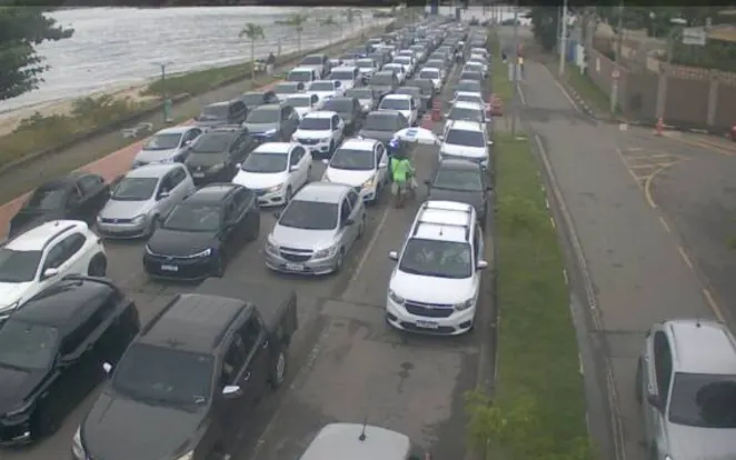 Turistas enfrentam até 10 horas de fila após paralisação da balsa entre São Sebastião e Ilhabela por causa de ventos fortes