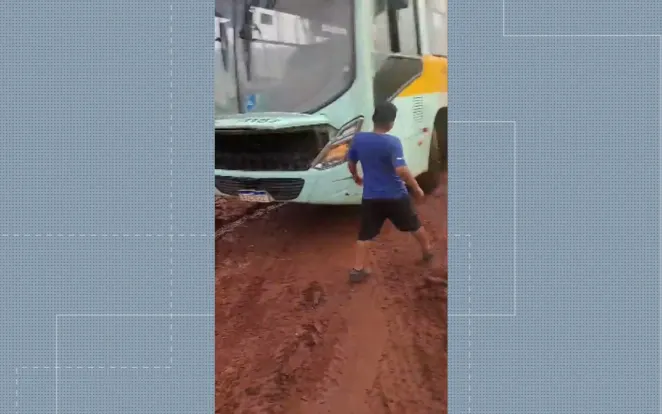 Buraco, lama e ônibus escolar parado: estradas preocupam assentamento no interior de SP