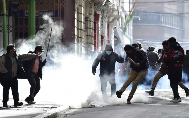 Presidente da Bolívia revoga lei que flexibiliza declaração de estado de emergência, em meio à escalada de protestos no país