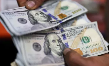 Dólar inicia o dia com alívio no petróleo e IPCA-15 no radar