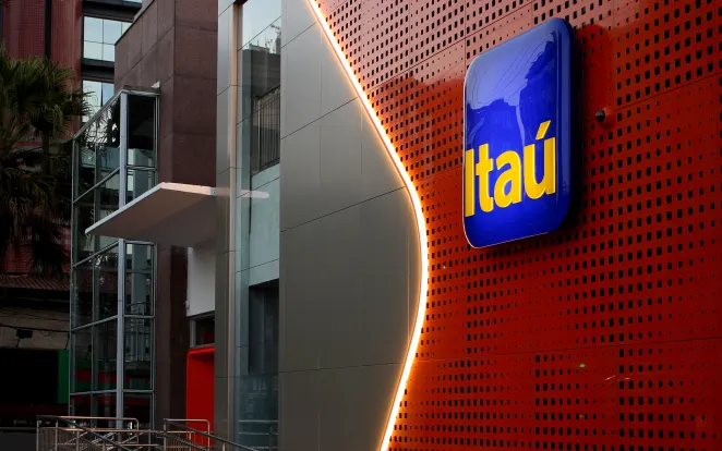 Itaú muda regra do trabalho híbrido e vai exigir mais dias presenciais a partir de 2028