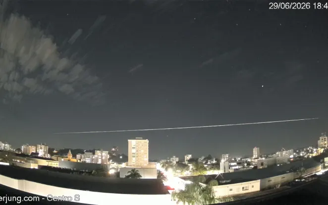 Rastro de luz cruza o céu no Sul do Brasil e chama atenção; saiba o que foi registrado