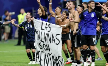 Argentina pode ser punida pela Fifa por faixa sobre Malvinas após vitória sobre a Inglaterra