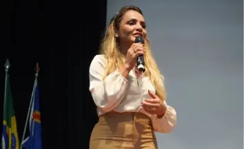 Selma Cezar promove conscientização sobre violência psicológica em encontro no CRAS