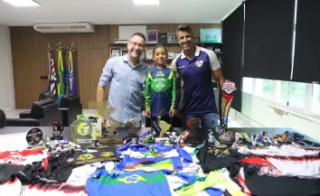 Prefeito Gilmar Lagoinha recebe atleta mirim campeã e celebra conquista