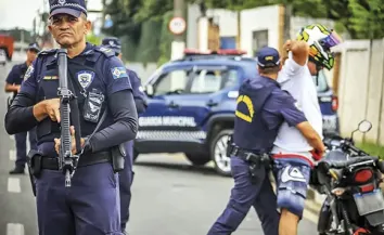 GCM de Santana de Parnaíba impede possível caso de feminicídio e prende suspeito armado
