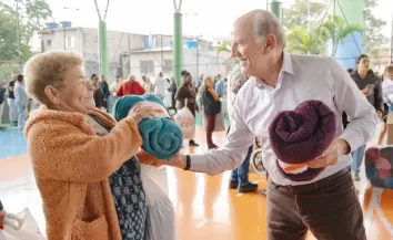 Beto Piteri reforça distribuição de roupas e cobertores na Campanha do Agasalho de Barueri