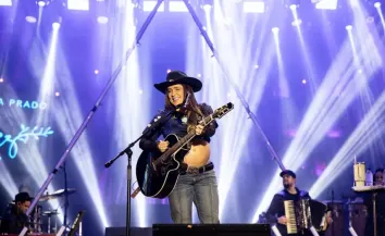 Lauana Prado emociona público no Arraiá Barueri com o melhor do sertanejo raiz