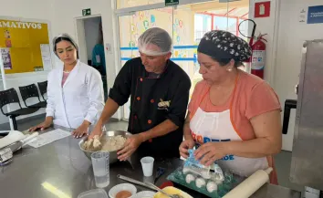 “Doce Idade” promove oficina de pizzas no Centro Dia do Idoso
