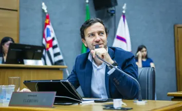 Clebinho busca esclarecer estágio de implantação do sistema de senhas na Farmácia Municipal